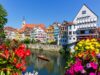 Stadt Tübingen mit Häuserfront und Stocherkahn auf dem Neckar