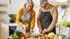 Mann und Frau kochen gemeinsam in der Küche.